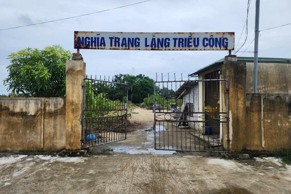 Khu vực nghĩa trang nơi xảy ra vụ đào trộm mộ, lấy đi một phần hài cốt rồi nhắn tin tống tiền. Ảnh: Minh Hoàng