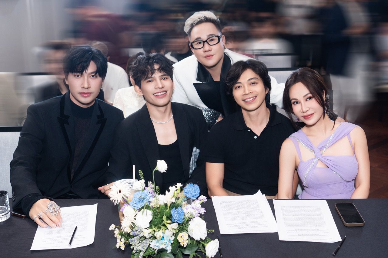 Uyên Linh và các đồng nghiệp. Ảnh: NSCC