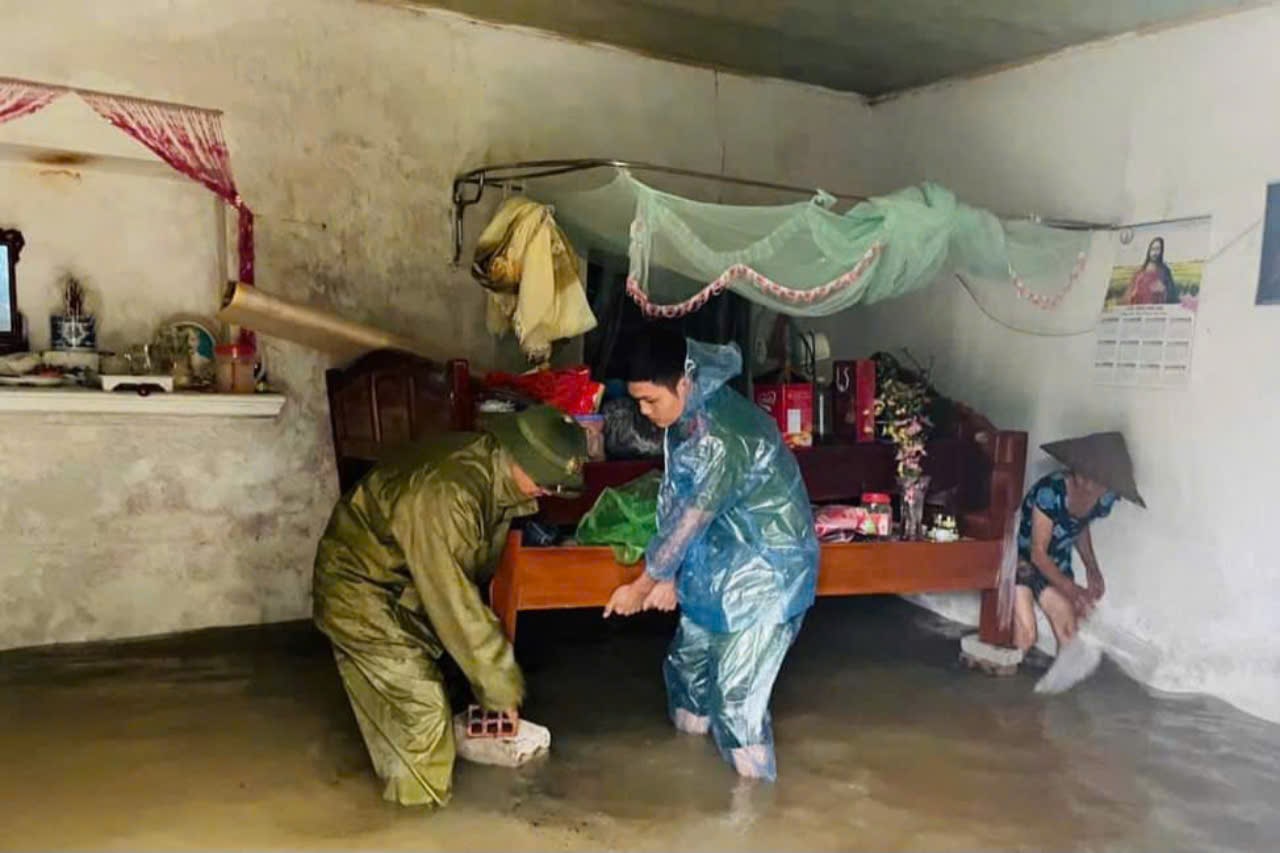 Lực lượng chức năng giúp người dân vùng phân lũ, chậm lũ huyện Gia Viễn (Ninh Bình) di dời tài sản đến nơi an toàn. Ảnh: Nguyễn Trường