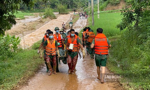 Công tác tìm kiếm người mất tích, khắc phục hậu quả thiên tai ở Lào Cai đang được khẩn trương triển khai. Ảnh: Đinh Đại