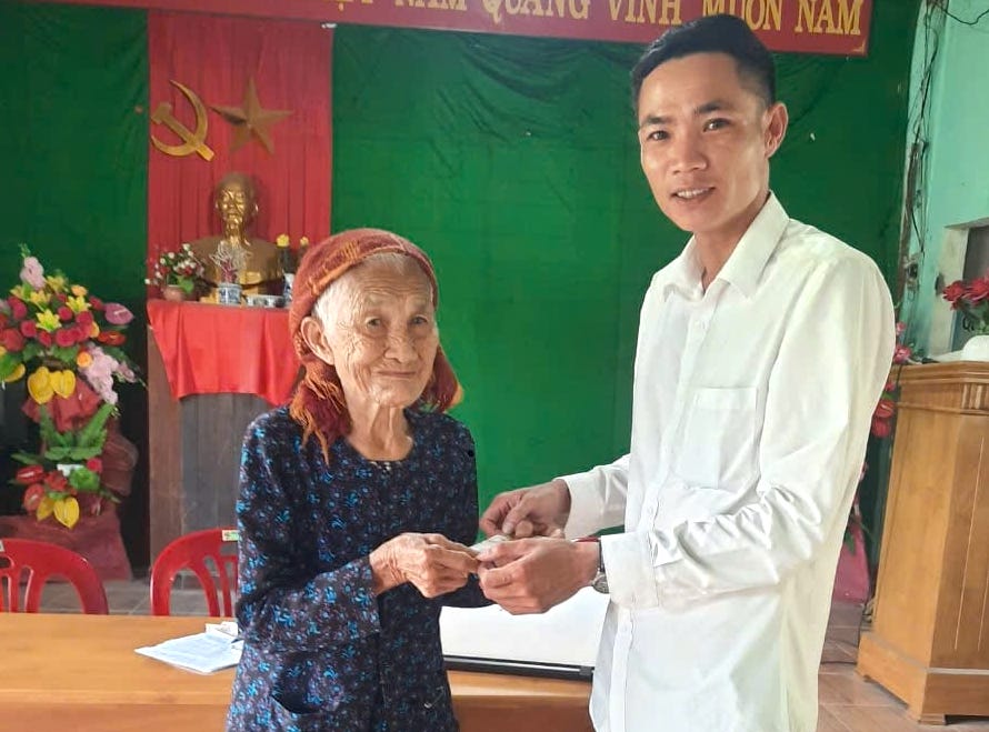 Cụ bà Hồ Thị Miêu ở Quảng Bình đến quyên góp cho đồng bào miền Bắc. Ảnh: B.Trần