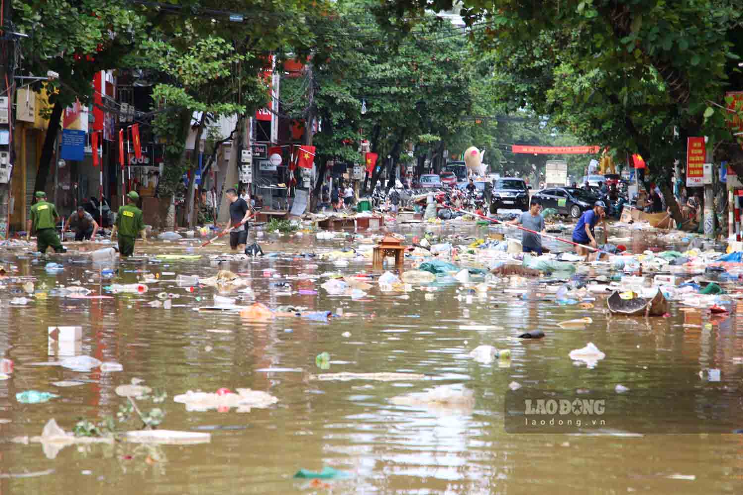 Một số khu vực tại TP Tuyên Quang nước lũ chưa rút hết, người dân và các lực lượng đã tích cực thu dọn.