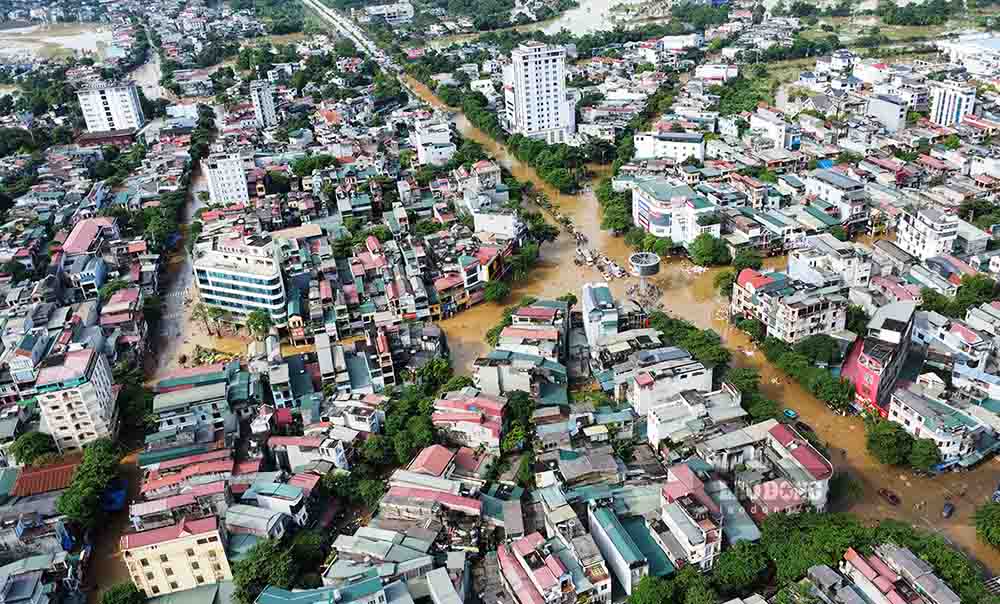 Ghi nhan chieu 11.9, nuoc lu da gan nhu rut khoi TP Tuyen Quang de lo ra nha cua, duong xa bi bao phu boi bun va rac.