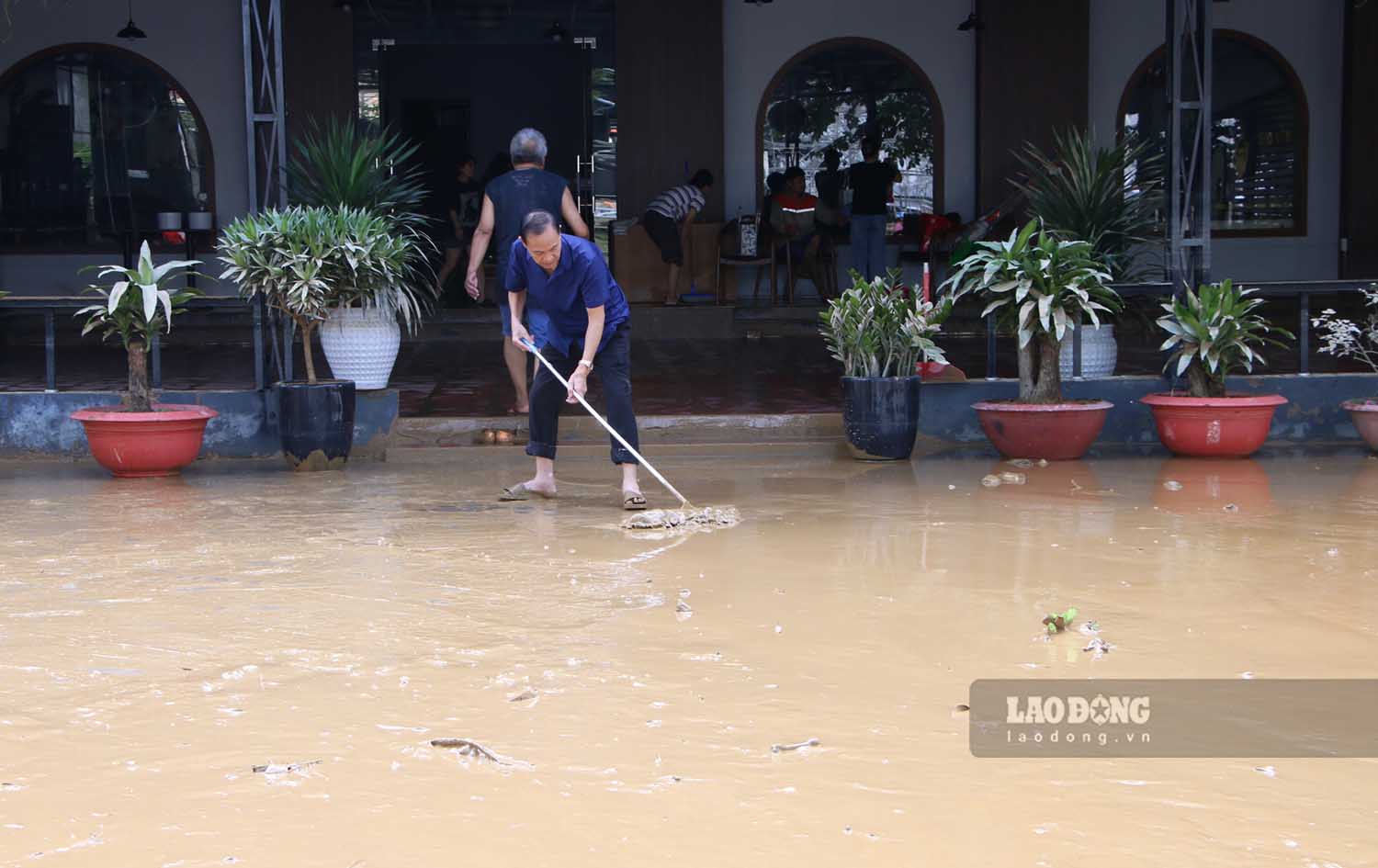 Người dân bắt đầu dọn dẹp nhà cửa sau lũ lụt sau gần 20 năm mới lại xuất hiện.