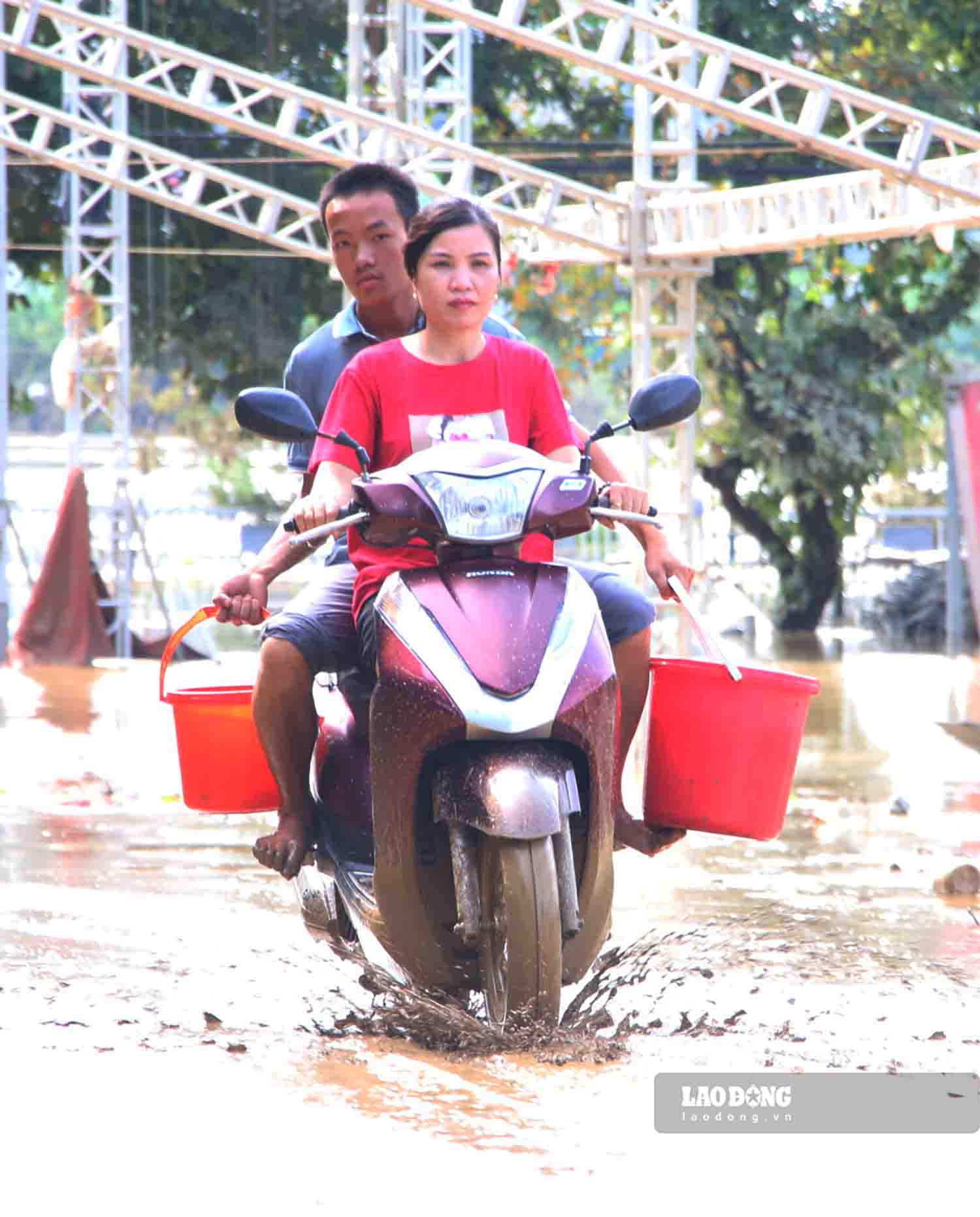 Anh Nguyen Van Viet (phuong Minh Xuan) cho biet: “Dien nuoc chua the co ngay sau lu trong khi nha cua thi day bun dat nen toi phai di ra gan song, nhung khu vuc co nuoc de xach tung xo ve don tam nha cua. Doi co nuoc sach roi don tong the sau”