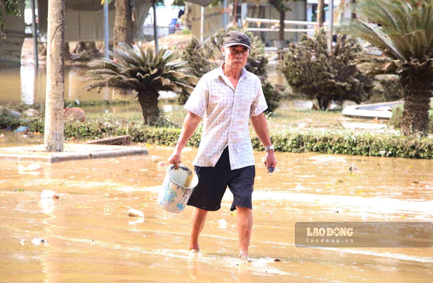 Người dân TP Tuyên Quang múc nước sông dọn nhà sau lũ khi điện nước chưa thể cấp lại.