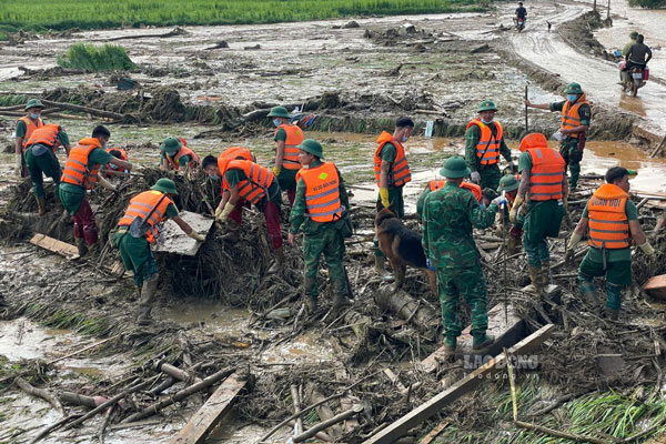 Lực lượng chức năng Lào Cai tìm kiếm nạn nhân mất tích sau sạt lở. Ảnh: Đinh Đại