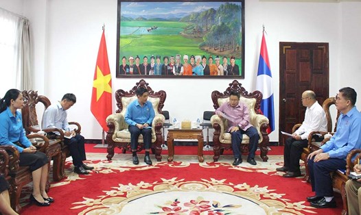 Đoàn công tác của LĐLĐ tỉnh Điện Biên chào xã giao Lãnh đạo tỉnh Luông Nậm Thà, nước CHDCND Lào. Ảnh: Giang Nam