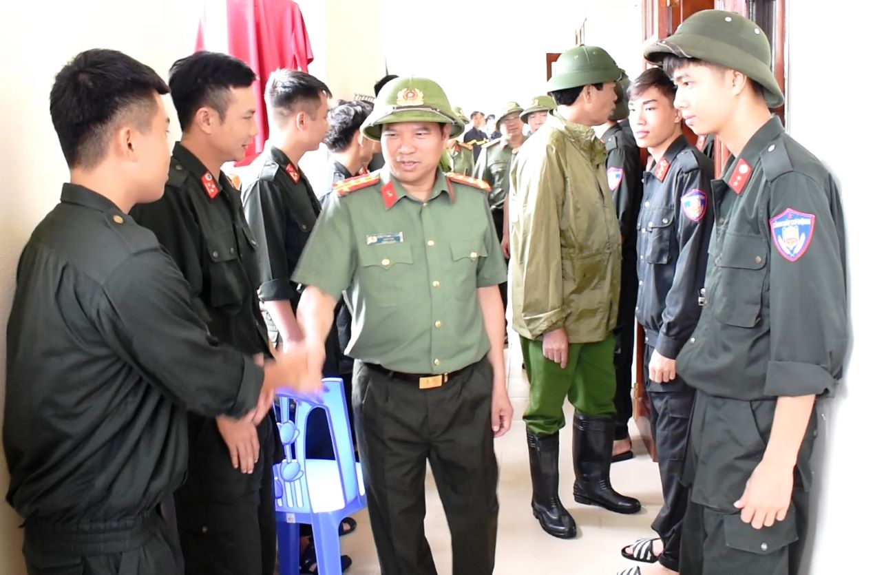 Dai ta Dang Trong Cuong - Giam doc Cong an tinh Ninh Binh tham, dong vien can bo, chien si tham gia ho tro nhan dan chong lu. Anh: CANB