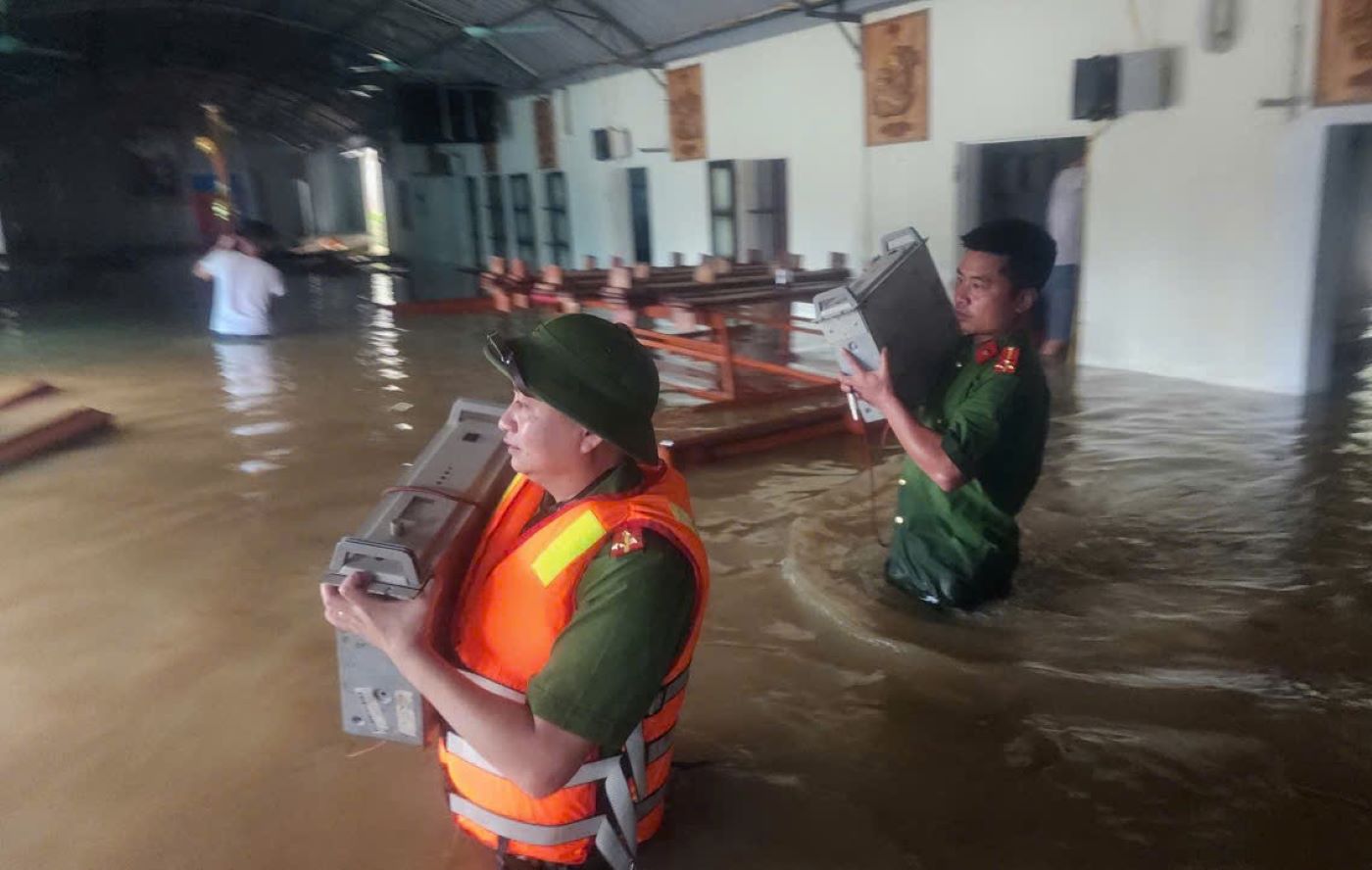 Cán bộ chiến sĩ Công an tỉnh Ninh Bình căng mình hỗ trợ nhân dân chống lũ. Ảnh: CANB