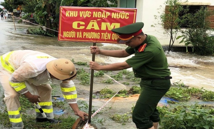 Công an TP. Tam Điệp đảm bảo an toàn giao thông trong lũ. Ảnh: CANB