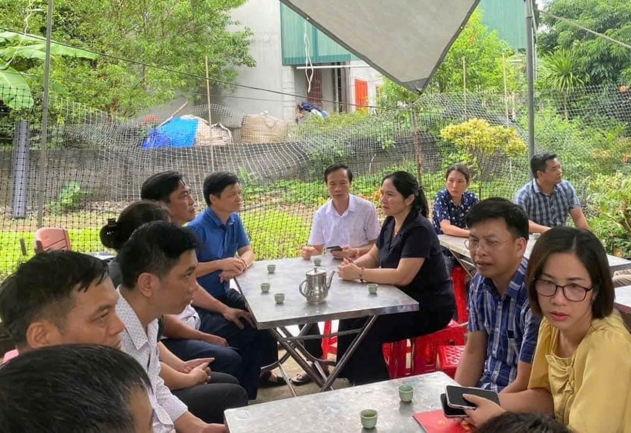 Lãnh đạo huyện Nho Quan thăm hỏi, động viên gia đình hai cháu bé bị đuối nước thương tâm. Ảnh: Nguyễn Trường