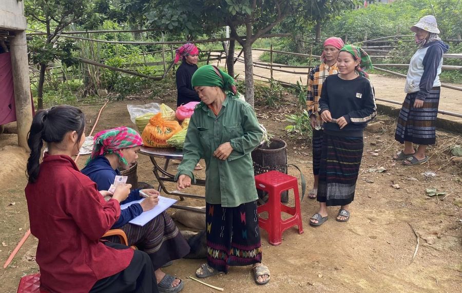 Người đồng bào Vân Kiều đến nhà của chị Hồ Thị Thơm để ủng hộ đồng bào vùng lũ. Ảnh: Hưng Thơ.