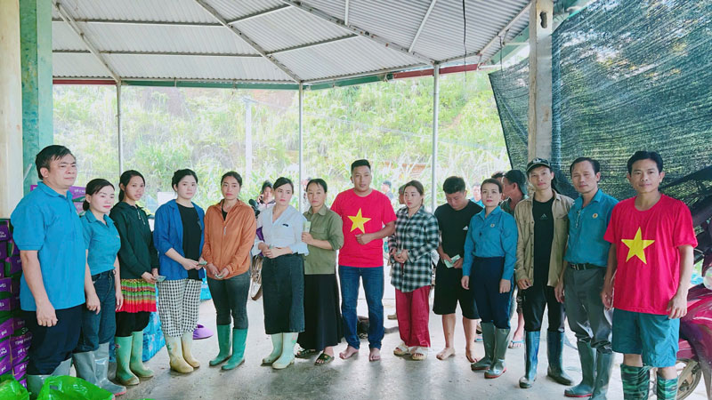 Công đoàn tỉnh Lào Cai trao hỗ trợ cho người dân sau ảnh hưởng của bão số 3. Ảnh: Lan Hương