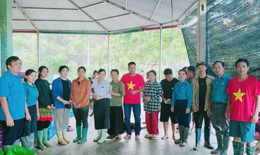 Công đoàn tỉnh Lào Cai trao hỗ trợ cho người dân sau ảnh hưởng của bão số 3. Ảnh: Lan Hương