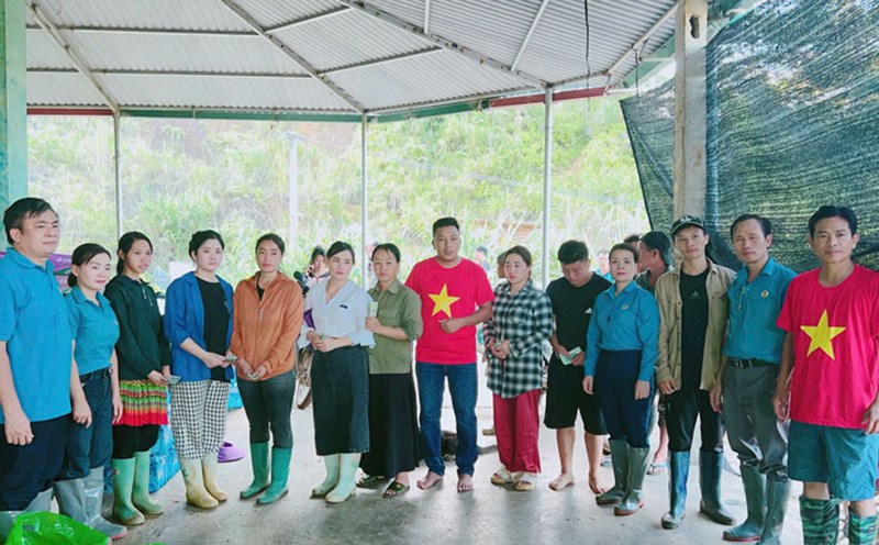 Công đoàn tỉnh Lào Cai trao hỗ trợ cho người dân sau ảnh hưởng của bão số 3. Ảnh: Lan Hương