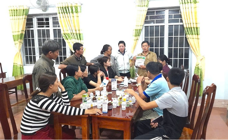 Cán bộ huyện M'Đrắk, tỉnh Đắk Lắk hướng dẫn, đào tạo nghề chăn nuôi cho người dân trên địa bàn. Ảnh: Bảo Trung