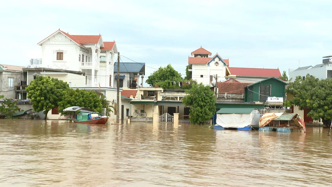 Mực nước trên sông Hoàng Long đã giảm nhưng vẫn trên báo động 3 khiến hàng nghìn hộ dân thuộc huyện Gia Viễn, Ninh Bình vẫn đang bị ngập. Ảnh: Trần Lâm
