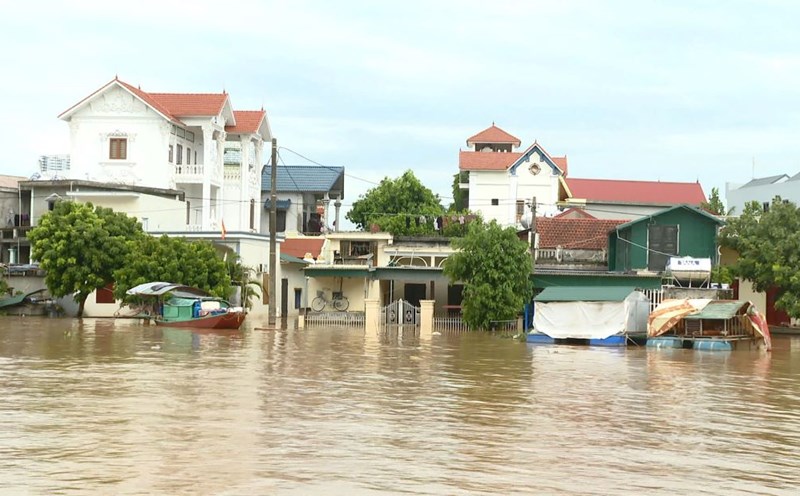 Mực nước trên sông Hoàng Long đã giảm nhưng vẫn trên báo động 3 khiến hàng nghìn hộ dân thuộc huyện Gia Viễn, Ninh Bình vẫn đang bị ngập. Ảnh: Trần Lâm