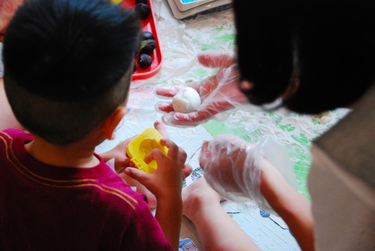 Hoạt động trải nghiệm làm bánh trung thu ở một câu lạc bộ thiếu nhi tại Hà Nội. Ảnh minh họa: Huyền Chi