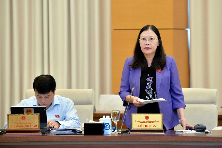 Chủ nhiệm Ủy ban Tư pháp Lê Thị Nga cho rằng, công tác đấu tranh phòng, chống tham nhũng, tiêu cực tiếp tục được đẩy mạnh, đột phá tuy nhiên vẫn còn một số hạn chế. Ảnh: Quochoi.vn