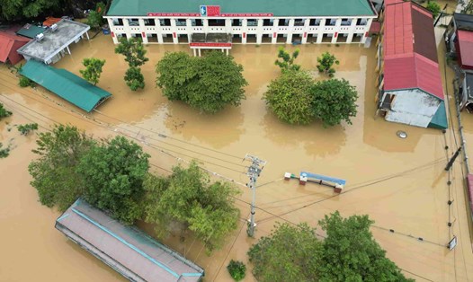 Trường Tiểu học Gia Thịnh B (xã Gia Thịnh, huyện Gia Viễn, Ninh Bình) vẫn đang bị ngập do mưa lũ. Ảnh: Nguyễn Trường