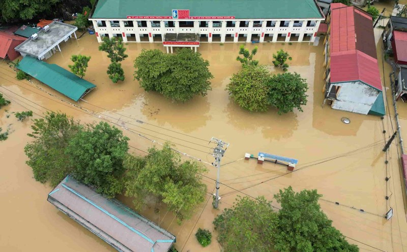 Trường Tiểu học Gia Thịnh B (xã Gia Thịnh, huyện Gia Viễn, Ninh Bình) vẫn đang bị ngập do mưa lũ. Ảnh: Nguyễn Trường