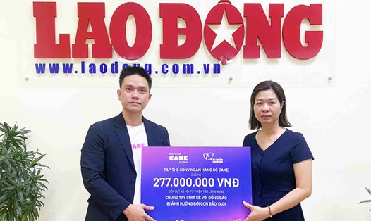 Đại diện Ngân hàng số Cake trao tiền hỗ trợ cho Quỹ Tấm lòng Vàng. Ảnh: Trà My