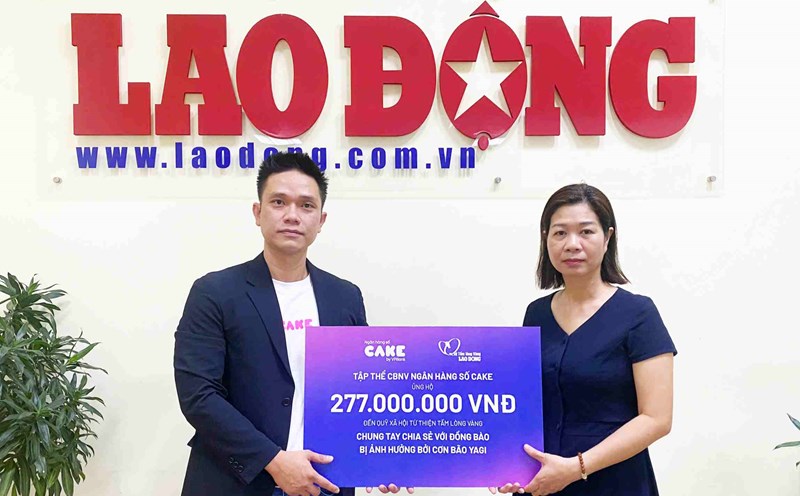 Đại diện Ngân hàng số Cake trao tiền hỗ trợ cho Quỹ Tấm lòng Vàng. Ảnh: Trà My