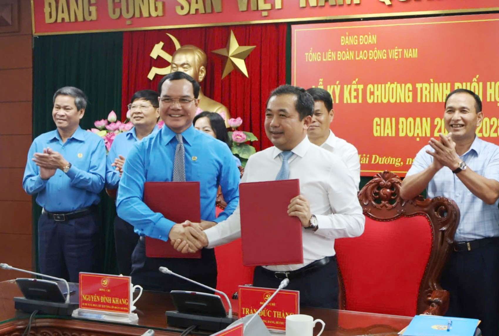 Lãnh đạo Tổng LĐLĐ Việt Nam và Tỉnh ủy Hải Dương kí kết chương trình phối hợp. Ảnh: Diệu Thúy