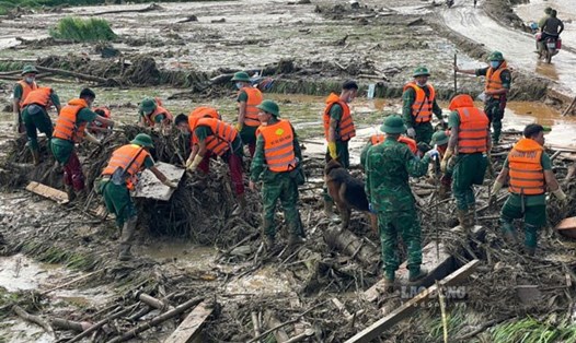 Lực lượng chức năng Lào Cai tìm kiếm nạn nhân mất tích sau sạt lở. Ảnh: Đinh Đại