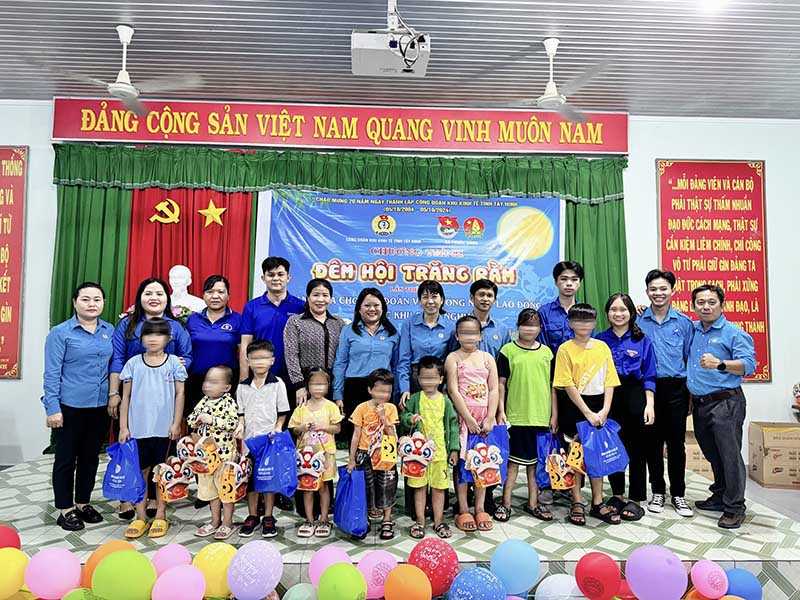 Công đoàn Khu kinh tế tỉnh Tây Ninh tổ chức chương trình “Đêm hội trăng rằm” lần thứ VII , tặng 400 phần quà cho con đoàn viên, công nhân lao động. Ảnh: Quốc Huy