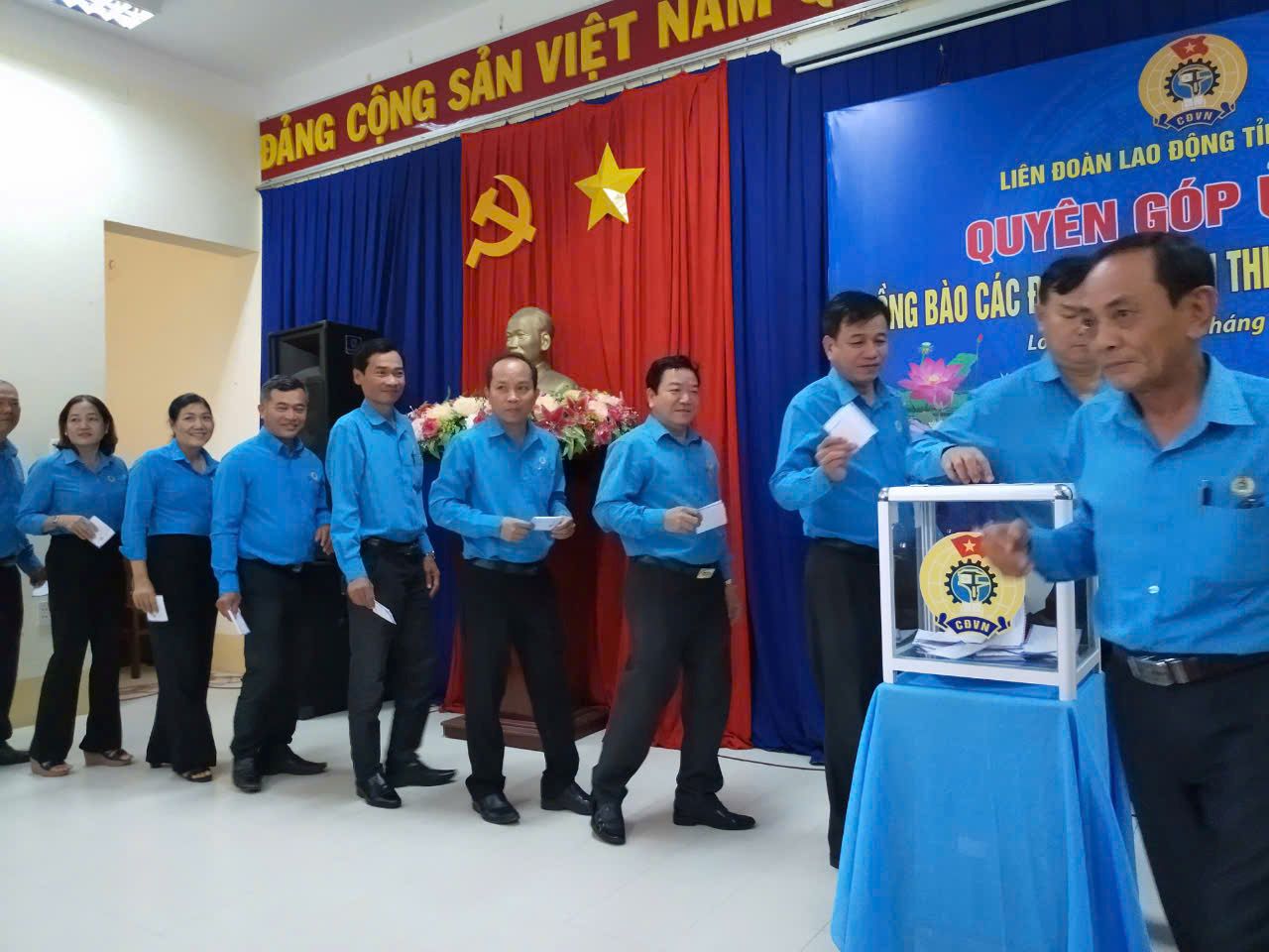 LĐLĐ tỉnh Long An vận động ủng hộ đồng bào vùng bão, lũ. Ảnh: Kỳ Quan