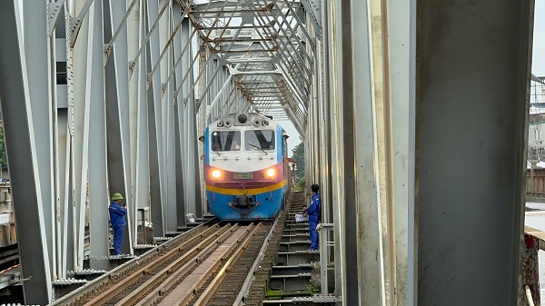 Thử tải tàu sắt chạy qua cầu Đuống để kiểm tra độ an toàn