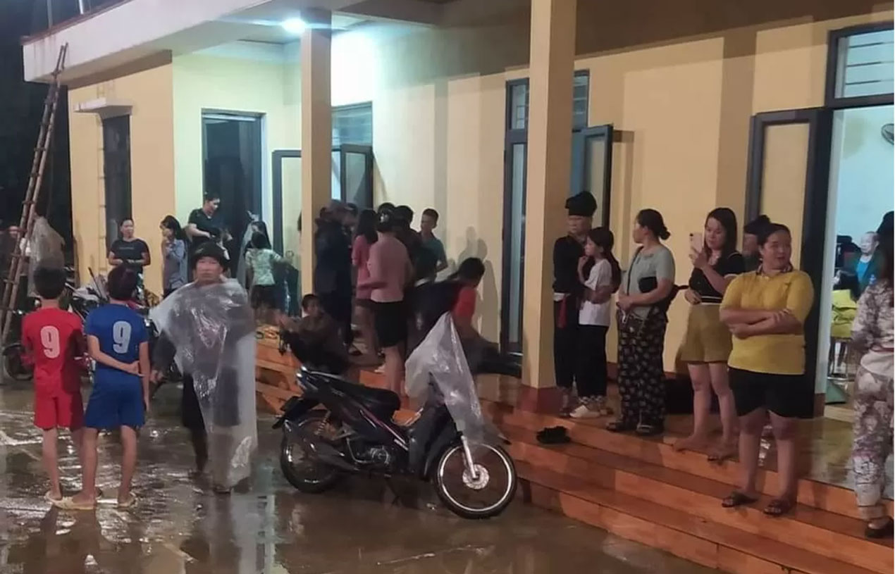 Hình ảnh người dân tập trung tại nhà văn hoá trong đêm. Ảnh: NDCC
