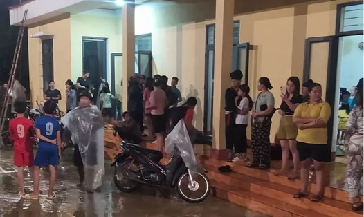 Hình ảnh người dân tập trung tại nhà văn hoá trong đêm. Ảnh: NDCC