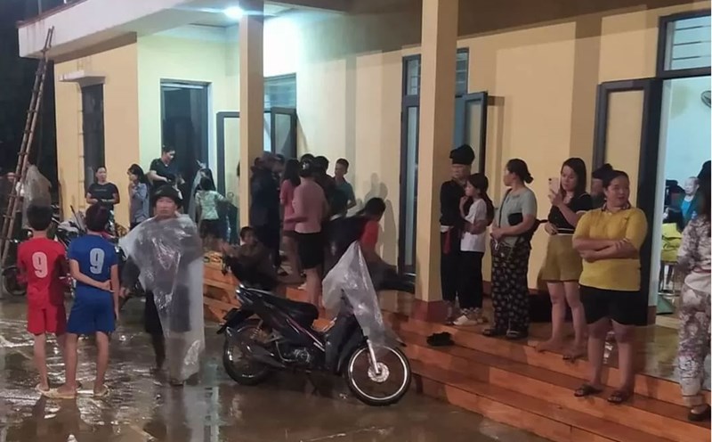 Hình ảnh người dân tập trung tại nhà văn hoá trong đêm. Ảnh: NDCC