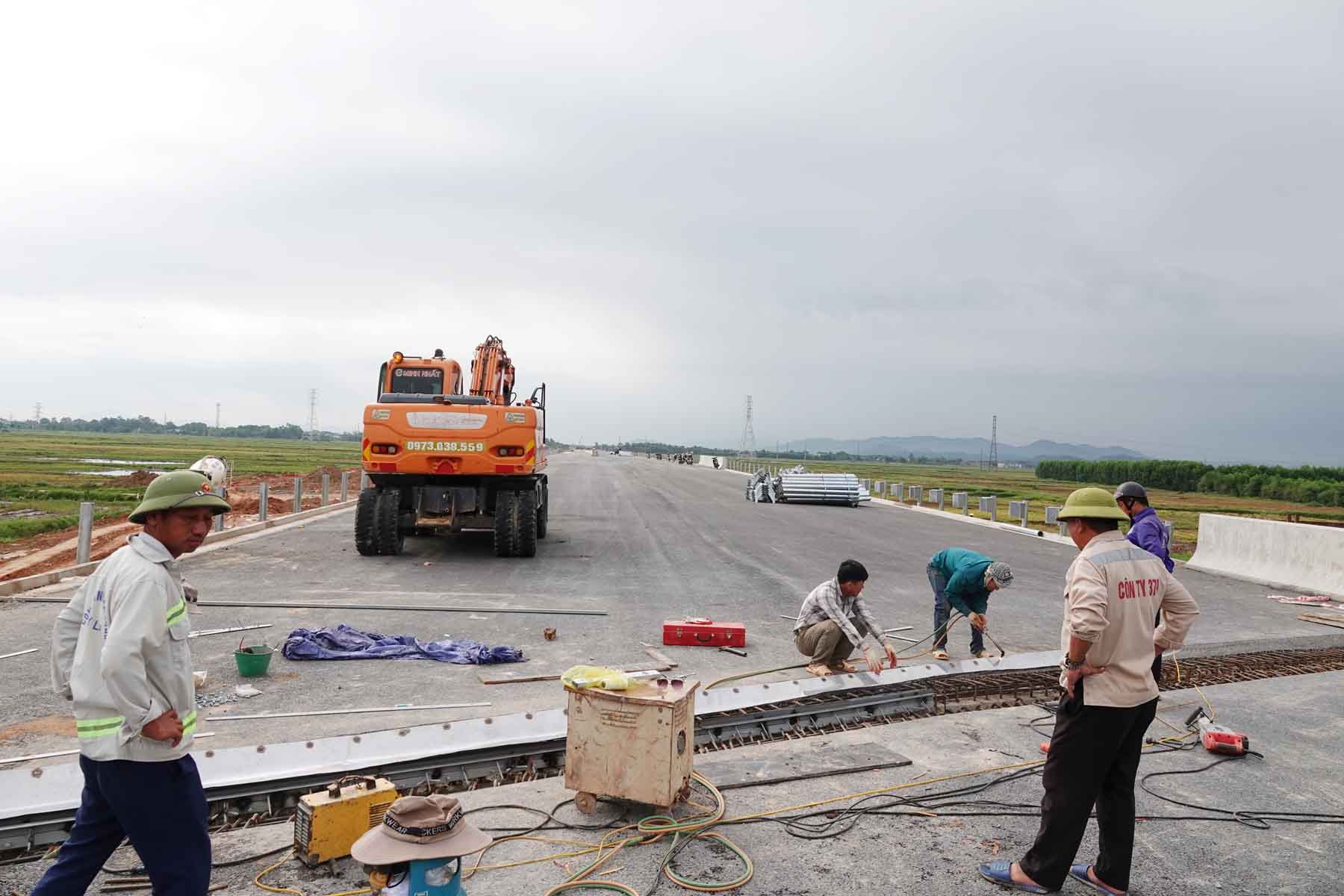Công nhân thi công trên công trường cao tốc đoạn Hàm Nghi - Vũng Áng qua xã Tân Lâm Hương, huyện Thạch Hà, tỉnh Hà Tĩnh. Ảnh: Trần Tuấn.