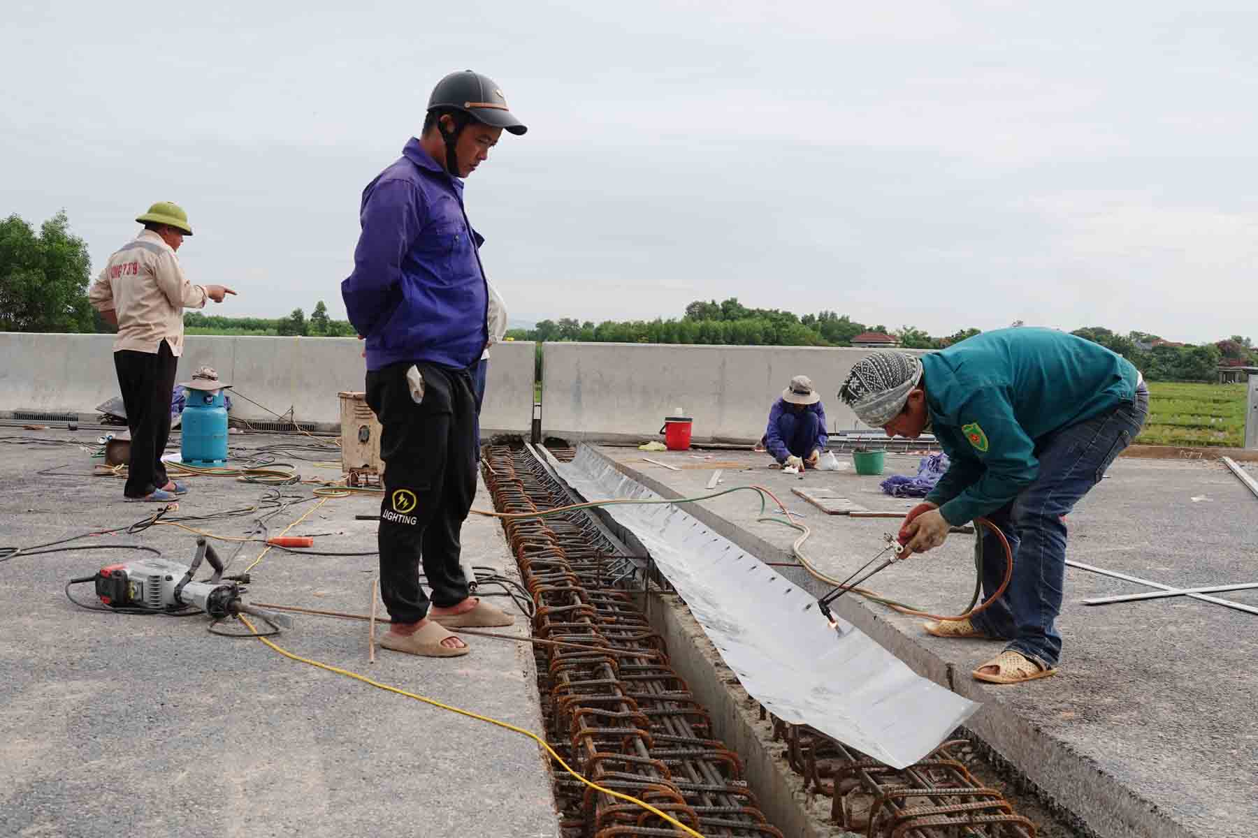 Công nhân thi công trên mặt cầu thuộc cao tốc đoạn Hàm Nghi - Vũng Áng. Ảnh: Trần Tuấn.