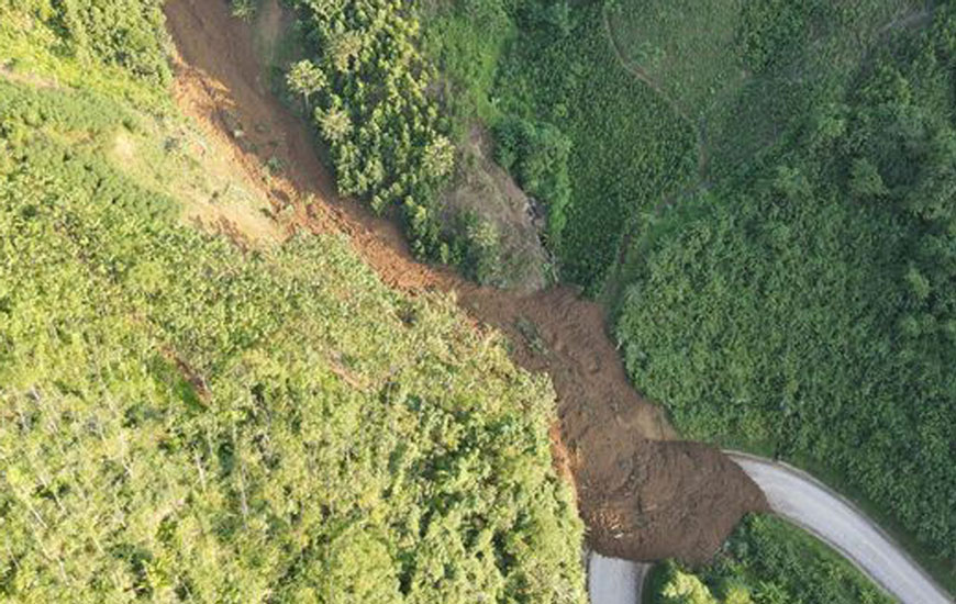 Quốc lộ 279 qua địa bàn tỉnh Lào Cai bị sạt lở nghiêm trọng. Ảnh: Người dân cung cấp