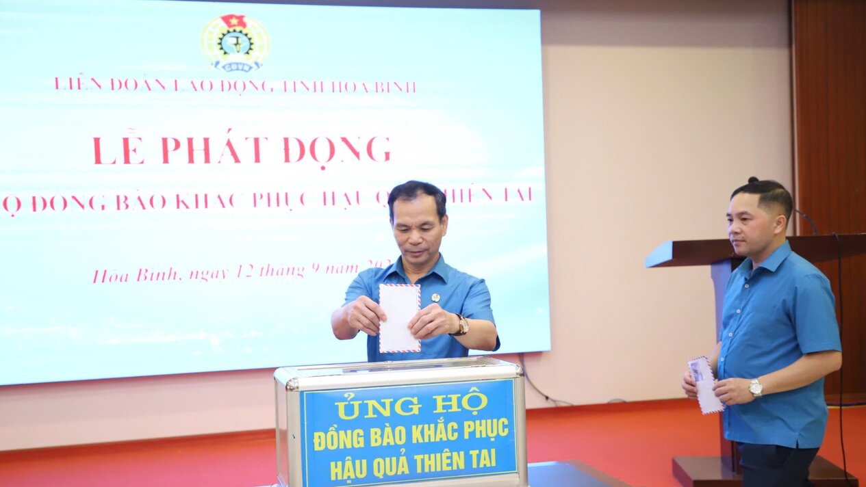 LĐLĐ Hòa Bình phát động ủng hộ đồng bào thiệt hại do mưa lũ. Ảnh: Phạm Cường