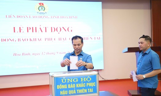 LĐLĐ Hòa Bình phát động ủng hộ đồng bào thiệt hại do mưa lũ. Ảnh: Phạm Cường