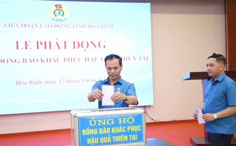 LĐLĐ Hòa Bình phát động ủng hộ đồng bào thiệt hại do mưa lũ. Ảnh: Phạm Cường