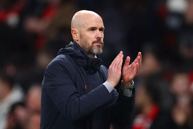 Erik ten Hag da nghe duoc hoi chuong bao dong sau tran thua Liverpool. Anh: AFP