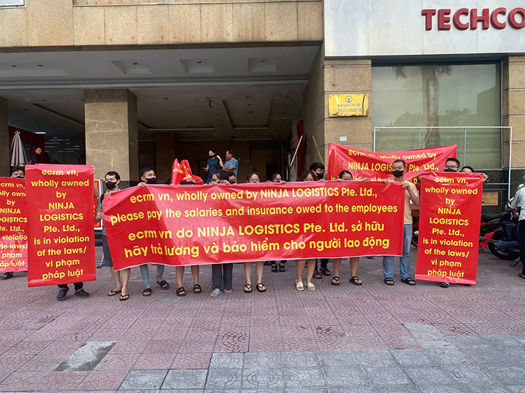 Người lao động tập trung trước văn phòng Công ty TNHH công nghệ ECRM VN yêu cầu giải quyết nợ lương và bảo hiểm xã hội. Ảnh: Phạm Thông