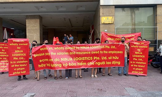 Người lao động tập trung trước văn phòng Công ty TNHH công nghệ ECRM VN yêu cầu giải quyết nợ lương và bảo hiểm xã hội. Ảnh: Phạm Thông