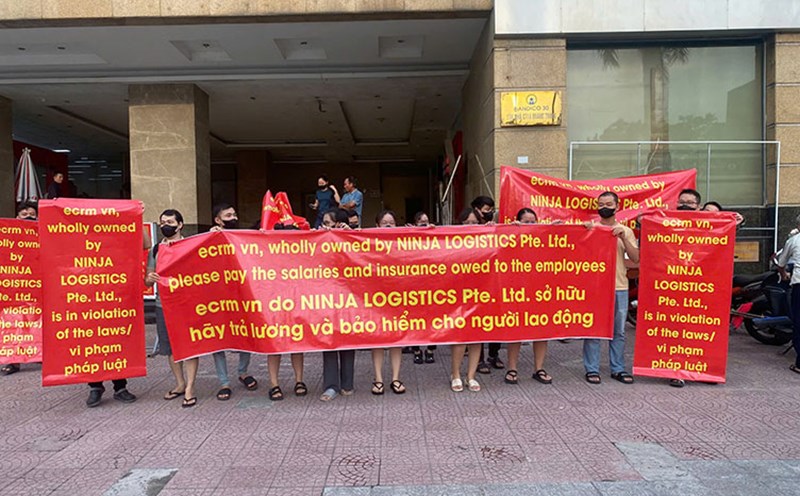 Người lao động tập trung trước văn phòng Công ty TNHH công nghệ ECRM VN yêu cầu giải quyết nợ lương và bảo hiểm xã hội. Ảnh: Phạm Thông