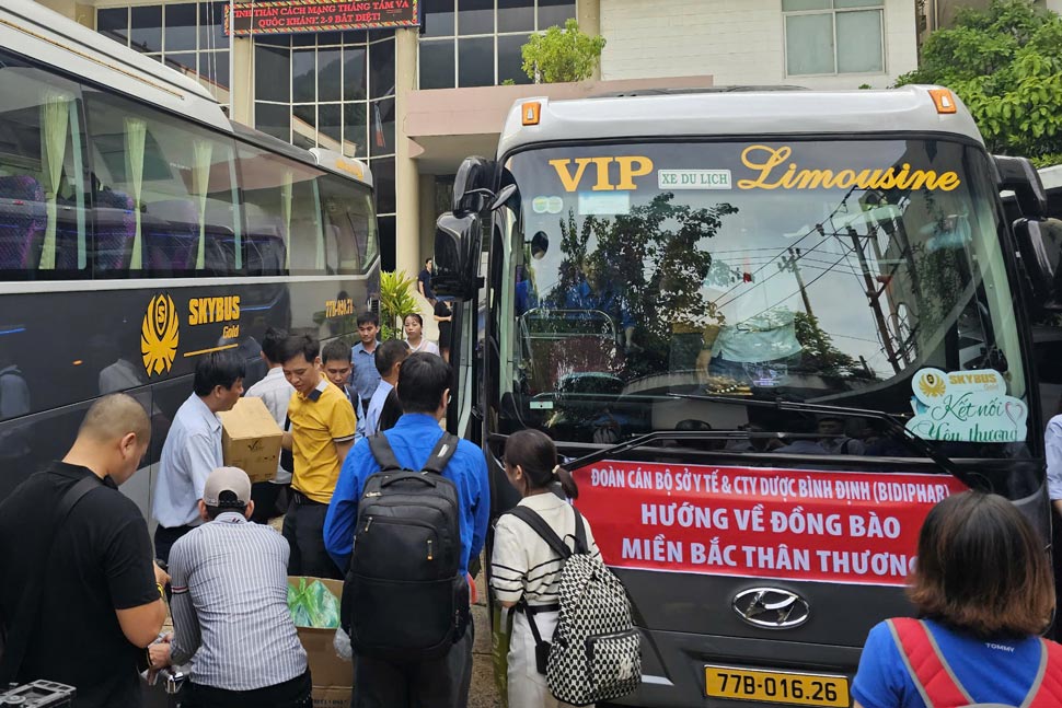 Đoàn công tác y tế tỉnh Bình Định lên đường ra Bắc để hỗ trợ bà con khắc phục hậu quả thiên tai, bảo vệ sức khỏe. Ảnh: Thanh Thanh