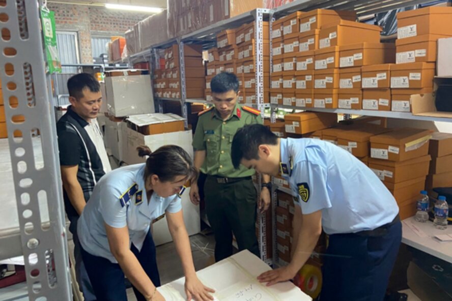 Các sản phẩm hàng hóa giả mạo nhãn hiệu, không rõ nguồn gốc xuất xứ bán trên mạng xã hội Facebook và Tiktok bị cơ quan chức năng thu giữ. Ảnh: QLTT Phú Thọ.