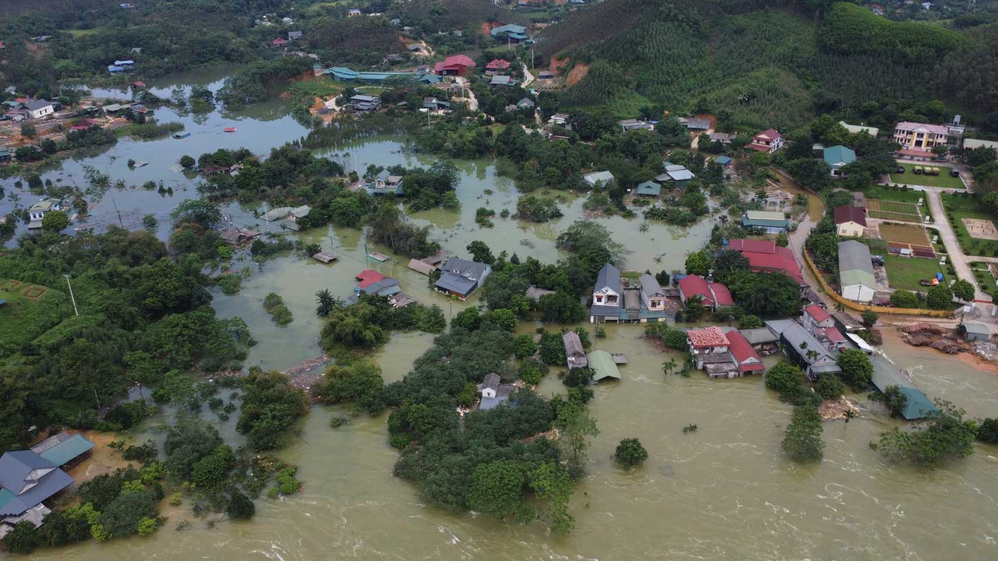 Nha dan o khu vuc xa lu ho thuy dien bi ngap nuoc. 